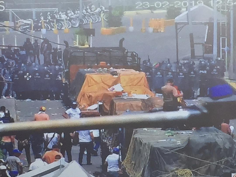 Армия и нацгвардия пытаются перекрыть проезд грузовикам с гуманитарными грузами