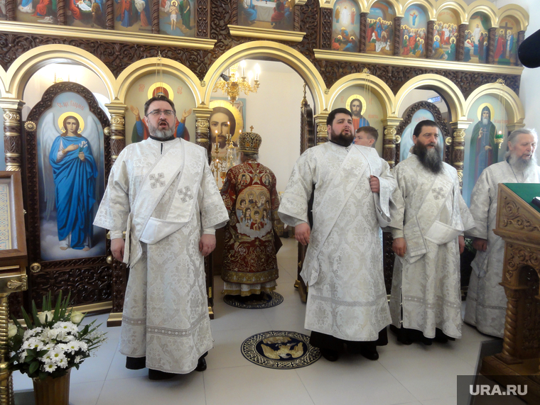 Ведет службу — чин освящения нового храма в Березовском