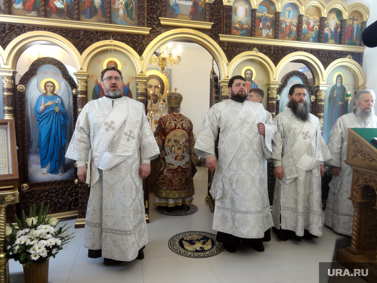 Ведет службу — чин освящения нового храма в Березовском