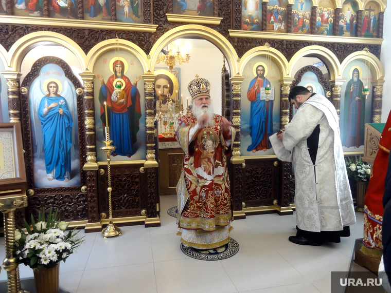 Обращается к прихожанам