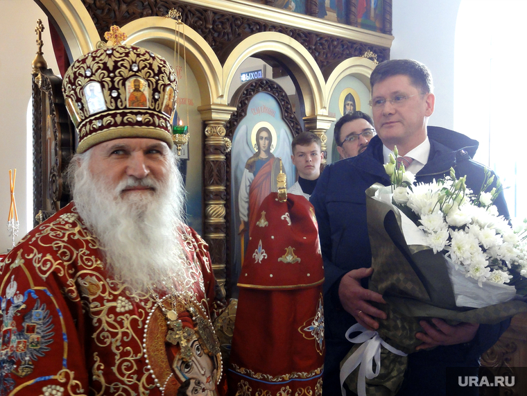 Принимает благодарность от мэра Березовского