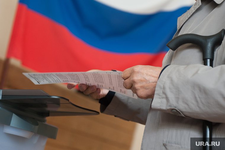 Голосование на выборах в Екатеринбургскую городскую Думу. Екатеринбург , пенсионер, коиб, трость, выборы, триколор, флаг россии, пожилой человек, топ, старость, голосование, бюллетень