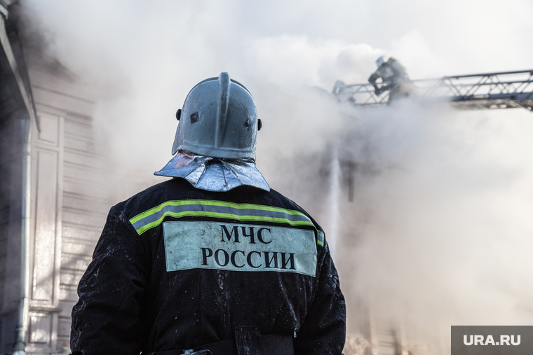 Пожар памятника архитектуры по ул. Семакова 8. Тюмень, мчс, дым, пожар, огонь
