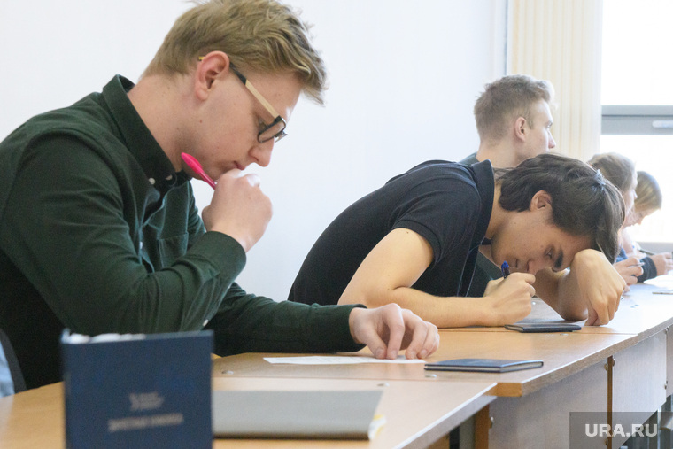 Студенты УрФУ в экзаменационный период. Екатеринбург, университет, вуз, экзамен, учеба, высшее образование, высшее учебное заведение, студенты, сессия