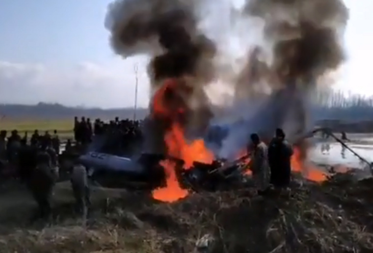 Местные жители обнаружили возле обломков самолета погибшего летчика