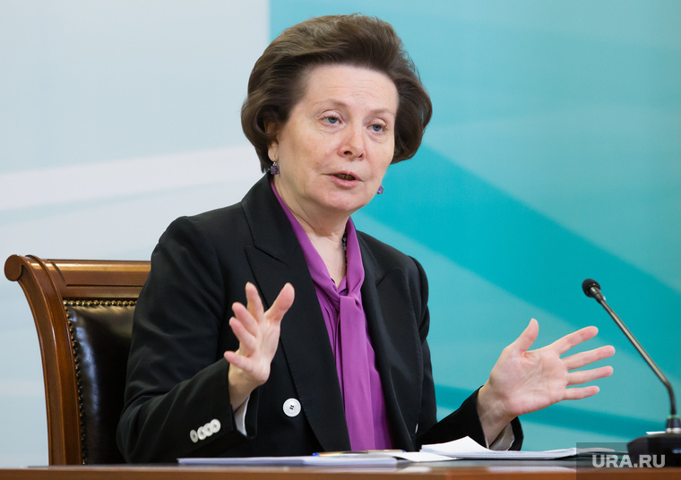 Пресс-конференция Губернатора Ханты-Мансийского автономного округа – Югры Н.В. Комаровой. Ханты-Мансийск, портрет, жест руками, комарова наталья