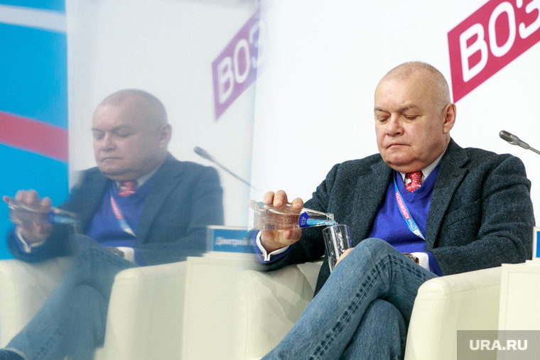 Всероссийский форум "Россия страна возможностей", первый день. Москва, отражение, киселев дмитрий, наливает воду