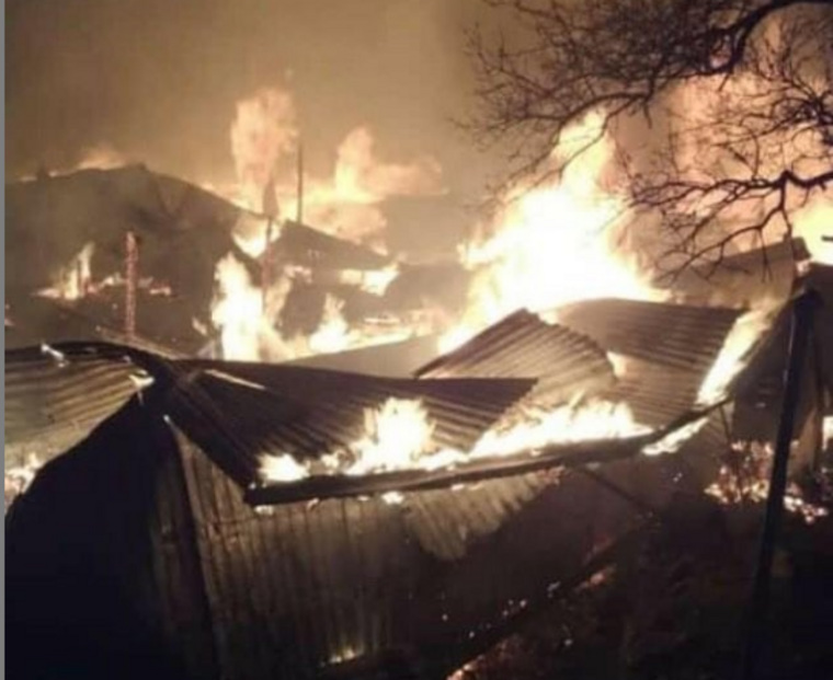 Пожар уничтожал все постройки на своем пути