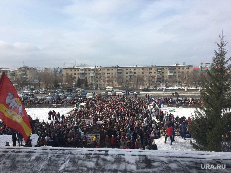 По данным властей, на главной площади Миасса побывало сегодня более тысячи человек