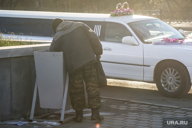 Клипарт. Екатеринбург, бомж, мусорный бак, бездомный, нищета, бродяга, лимузин, бедность