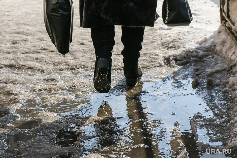 Снег и грязь на дорогах  и во дворах города
Курган, лужа, наледь на тротуаре, оттепель, ноги