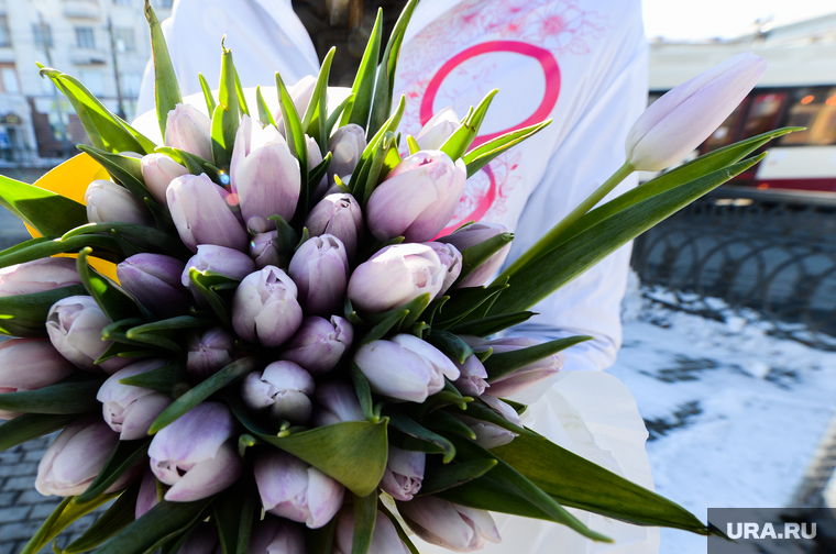 Акция по раздаче цветов на Алом поле. Челябинск, тюльпаны, букет, 8марта, цветы, международный женский день, весна