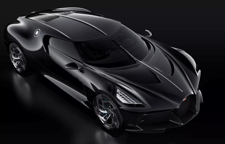 Название суперкара La Voiture Noire переводится как «Черный автомобиль»