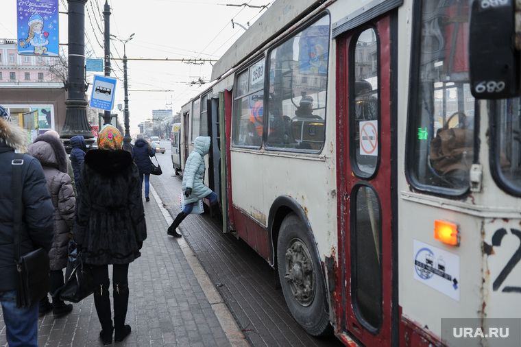 Остановка общественного транспорта на площади Революции. Челябинск, троллейбус, пассажир, остановка общественного транспорта