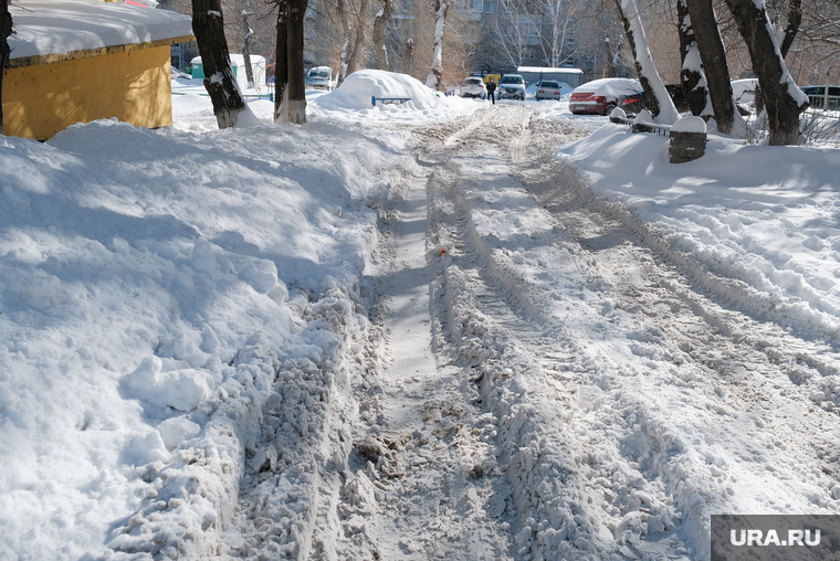 Снег в городе. Курган, снег в городе, нечищенная дорога, сугробы