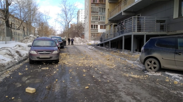 Кирпичи повредили припаркованные машины