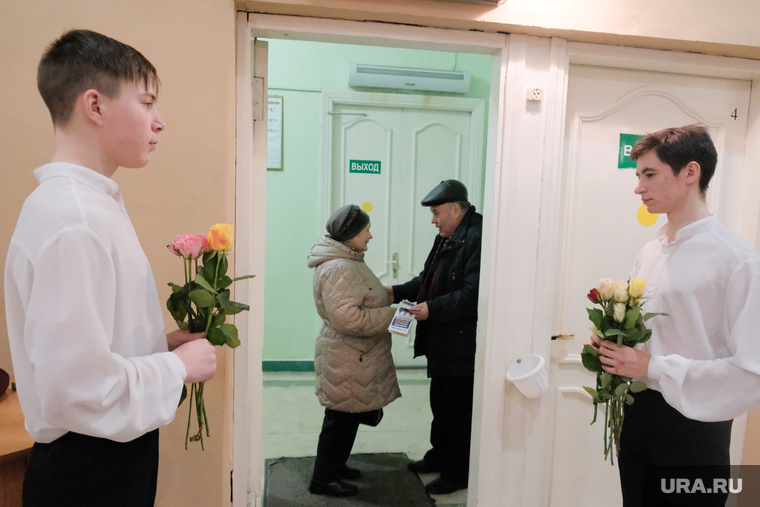 Гостям праздника дарили цветы