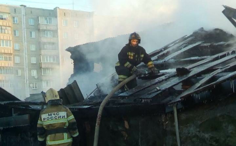 Сейчас пожарные разбирают сгоревшие здания