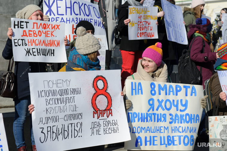 В центре Киева на женском марше подрались радикалы, феминистки и  полицейские — URA.RU