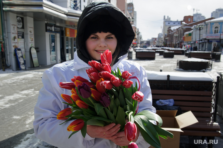 Волонтёры раздают тюльпаны на улице Вайнера. Екатеринбург, тюльпаны, цветы, международный женский день, 8марта