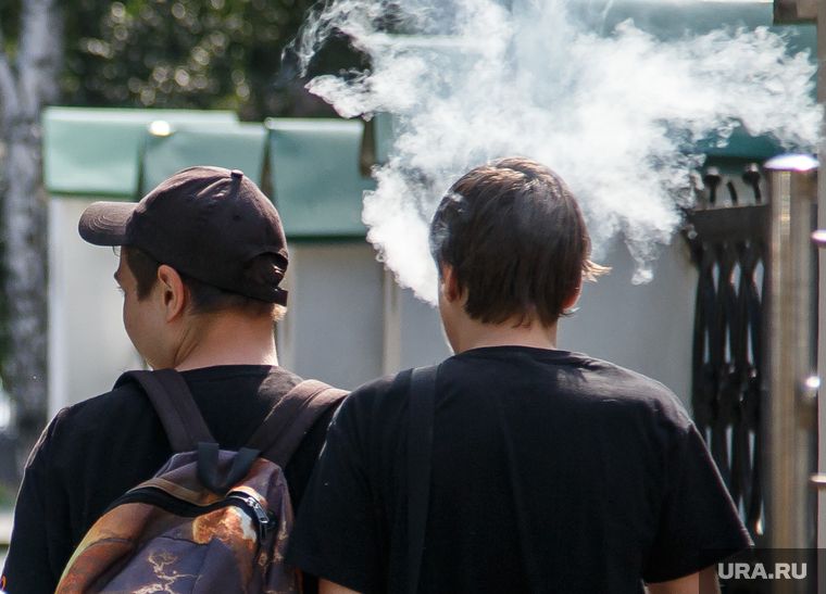 Виды Екатеринбурга, дым, курение, курильщик, молодежь