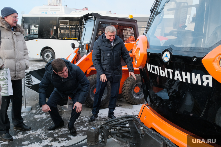 Первый замгубернатора Зауралья по промышленности Андрей Саносян осматривает коммунальные машины