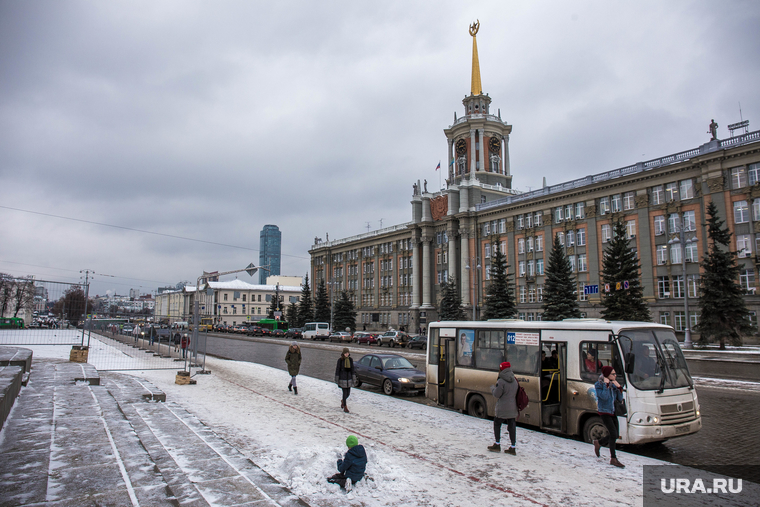 Парковку на Площади 1905 года закрыли для строительства ледового городка. Екатеринбург, администрация екатеринбурга, автобусная остановка