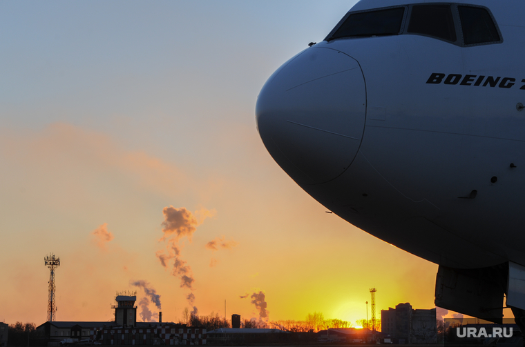 Боинг-777 в Челябинском аэропорту. Челябинск, самолет, боинг-777-200