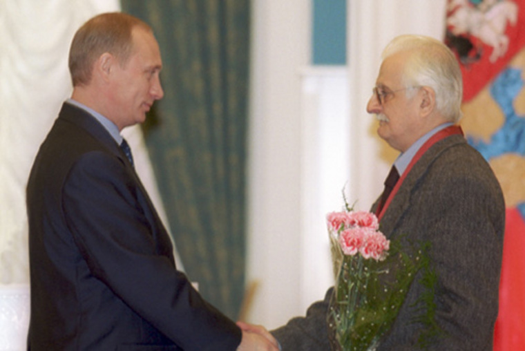 В 2001 году президент РФ Владимир Путин наградил Марлена Хуциева орденом «За заслуги перед Отечеством» III степени