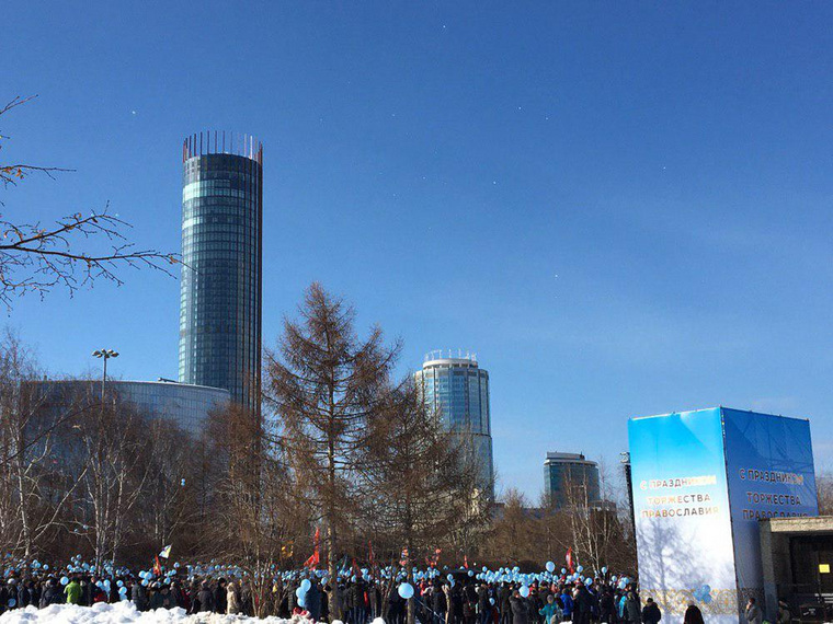 В Екатеринбурге в поддержку собора Святой Екатерины вышли молиться кинозвезды, бизнесмены и депутаты. ФОТО