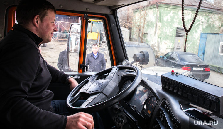 В Екатеринбурге моют дороги с шампунем, водитель