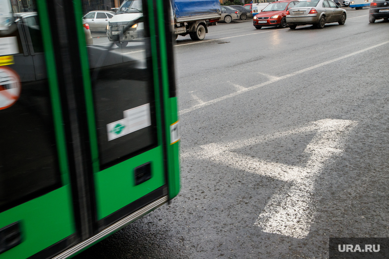 Выделеная полоса общественного транспорта на Малышева. Екатеринбург, полоса общественного транспорта, дорожная разметка, полоса для автобусов