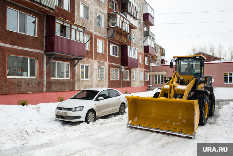 Уборка снега во дворах на улице Майской. Сургут, уборка снега, трактор