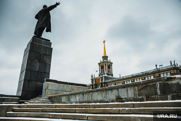 Парковку на Площади 1905 года закрыли для строительства ледового городка. Екатеринбург, памятник ленину, администрация екатеринбурга