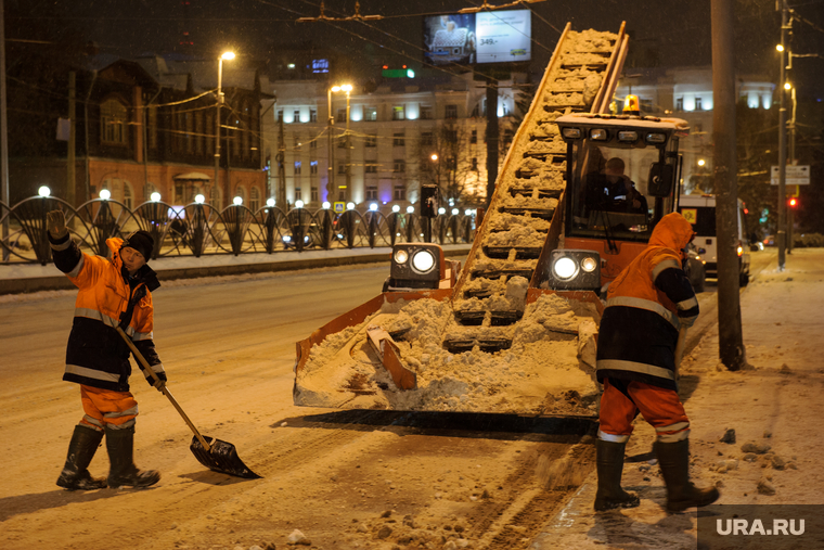 Ночная уборка улиц от снега. Екатеринбург, уборка снега, чистка дороги, улица карла либкнехта, коммунальные службы, рабочий