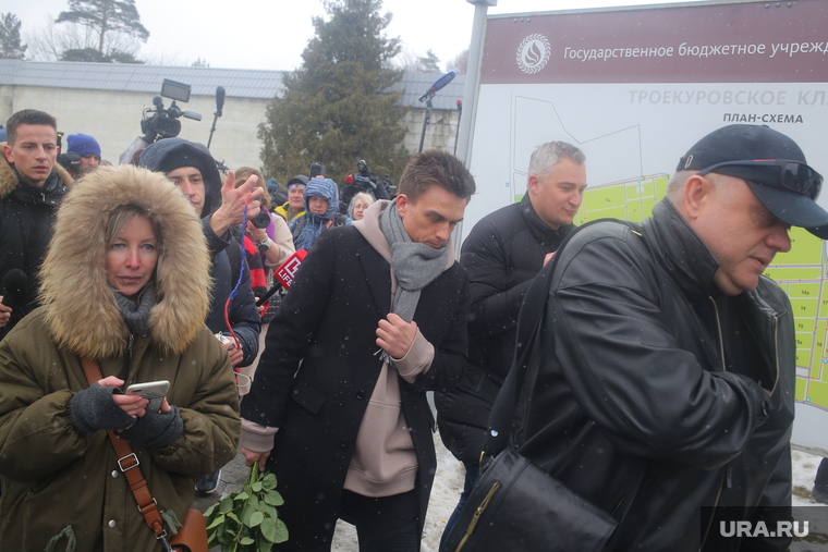 Поклонники Началовой чуть не затоптали Влада Топалова на похоронах певицы