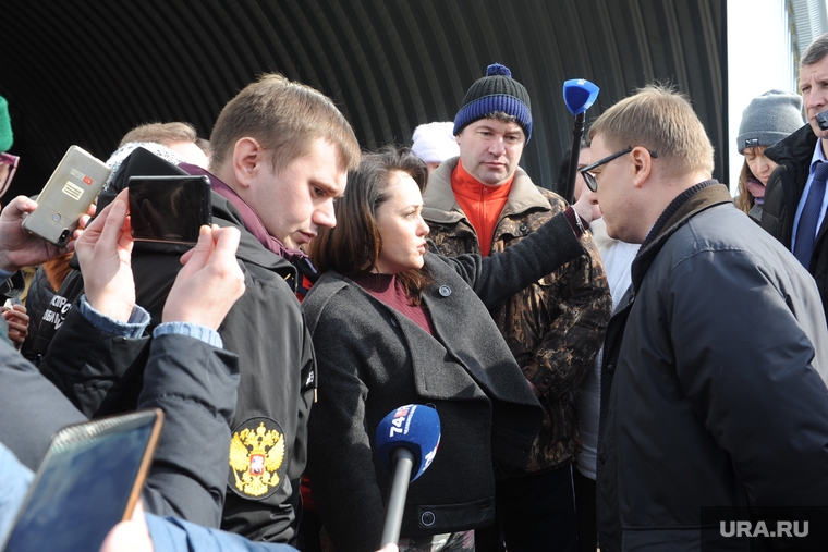Алексей Текслер общается с жителями Полетаево. Детали разговора ловят журналисты и чиновники