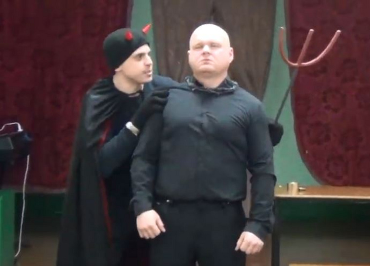 Герой решает сложный нравственный вопрос