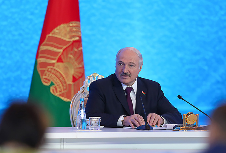 Лукашенко попросил детей улыбнуться так, словно они «съели мышь или крысу». ВИДЕО