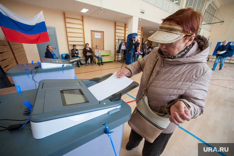 Голосование на выборах в Екатеринбургскую городскую Думу. Екатеринбург , коиб, пожилая женщина, триколор, флаг россии, голосование, избиратели, бюллетень