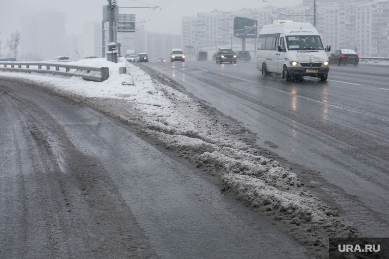 Снегопад в Москве. Москва, проезжая часть, мокрый снег, грязный снег, снегопад, снег на дорогах