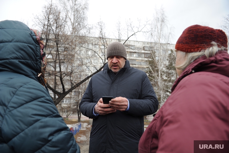 В отличие от Владимира Елистратова, вице-губернатор Сергей Шаль (на фото) записывал жалобы жителей на смартфон