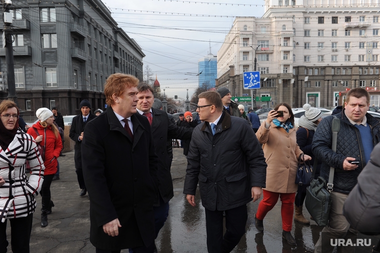 После общения с прессой Алексей Теслер в сопровождении Владимира Елистратова отправился пешком в мэрию. Там будет совещание за закрытыми дверями.