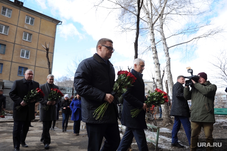 Но цветы к мемориалу Алексей Текслер возложил вместе с мэром Сергеем Бердниковым