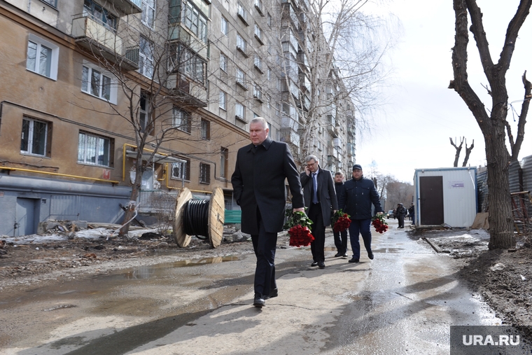 На памятный стихийный мемориал приехали гендиректор ММК Павел Шиляев и его зам по внешним коммуникациям Владимир Руга, чтобы встретиться с новым губернатором.