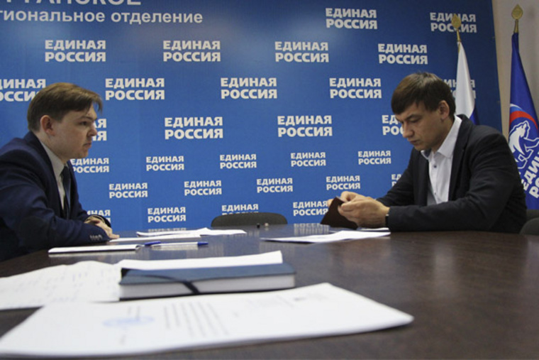 Игорь Прозоров (справа) подал документы на праймериз