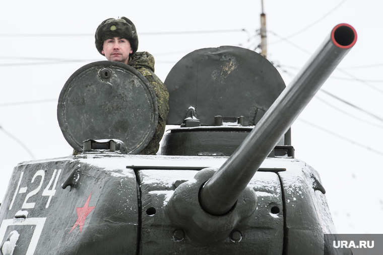 Во главе парада — танк Т-34