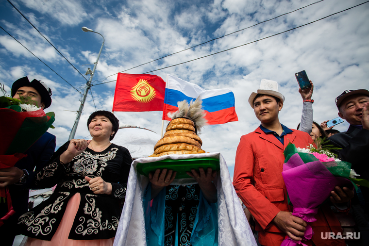 День России. Сургут, национальные костюмы, флаг россии, киргизы, флаг киргизии