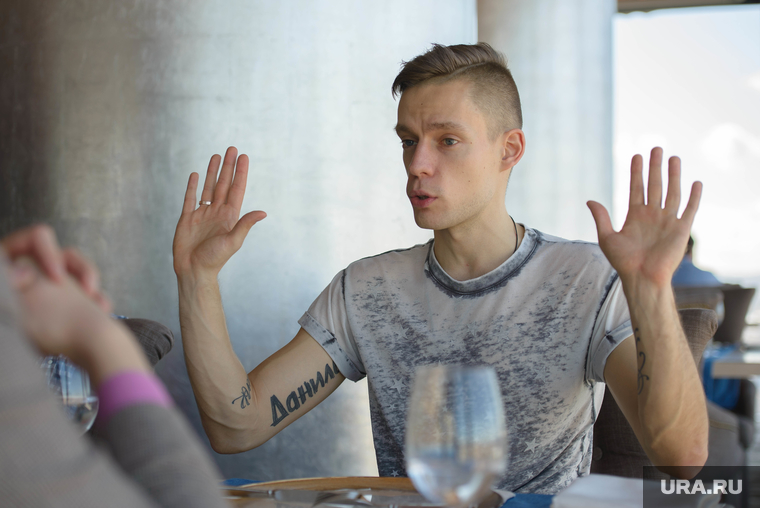 Главный редактор Sports.ru Юрий Дудь во время лекции в УрФУ. Екатеринбург, дудь юрий, жест двумя руками