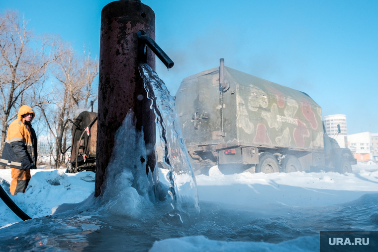Работники «Водоканала» размораживают колонку по ул. Климова. Курган, лед, разморозка колонки, разморозка водопроводных труб, колонка, колонка водоразборная
